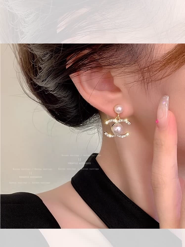 Серьги с буквами из жемчуга, в стиле Шанель, стиль