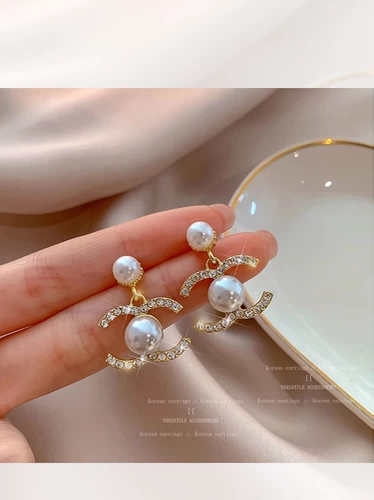 Серьги с буквами из жемчуга, в стиле Шанель, стиль