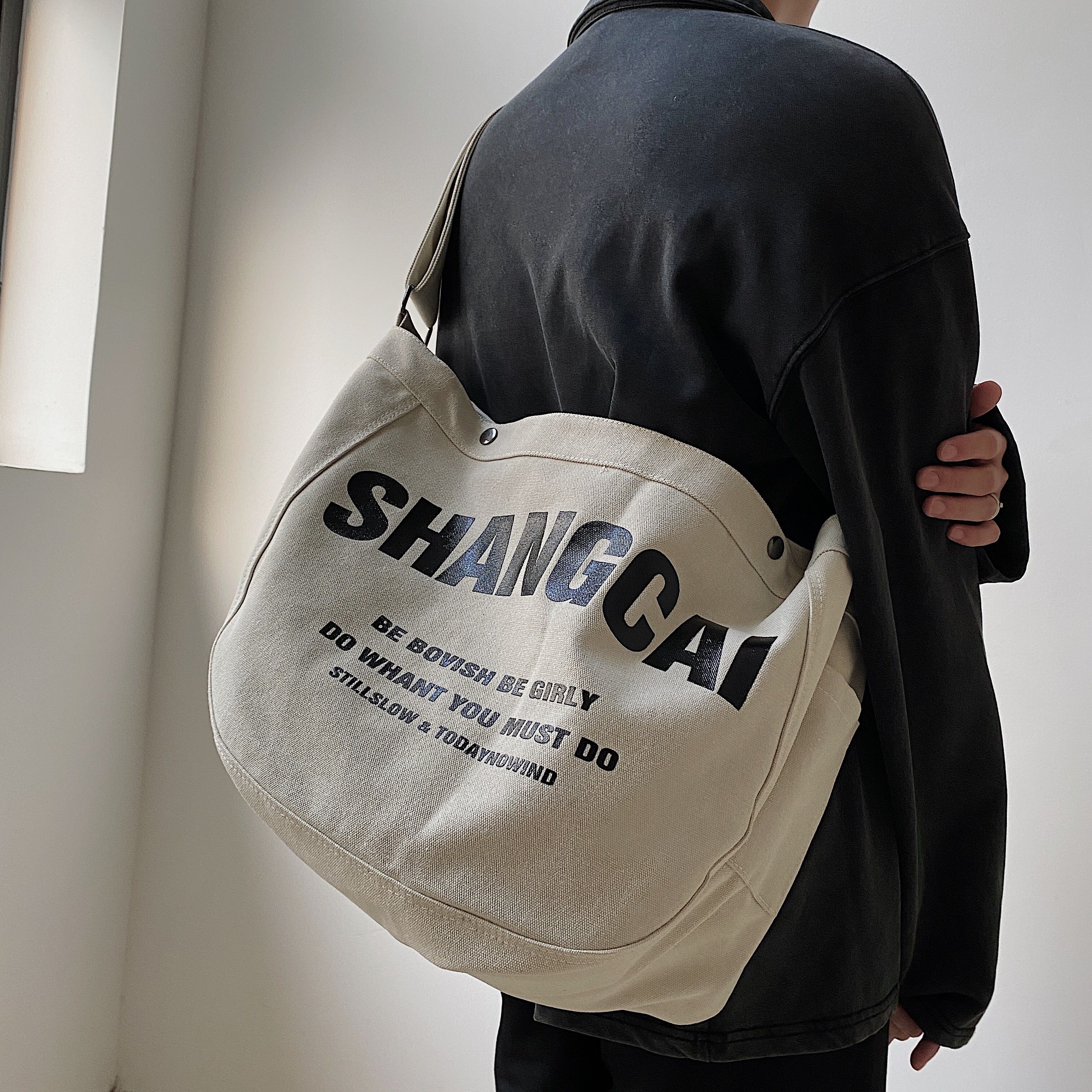 Men's letter canvas bag lazy wind Korean version large capacity messenger bag ins shoulder class bag leisure shoulder trendy bag