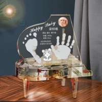 Белое механическое пианино, музыкальная шкатулка, отпечатки рук и ног с музыкой