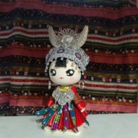 Люди Мяо в красочных костюмах