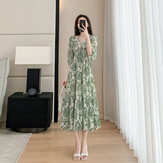 ເສື້ອຍືດກາງແຂນສີຂຽວ chiffon floral ສໍາລັບແມ່ຍິງ summer 2024 ໃຫມ່ ແອວ v-neck slimming a-line skirt ສໍາລັບແມ່ຍິງ