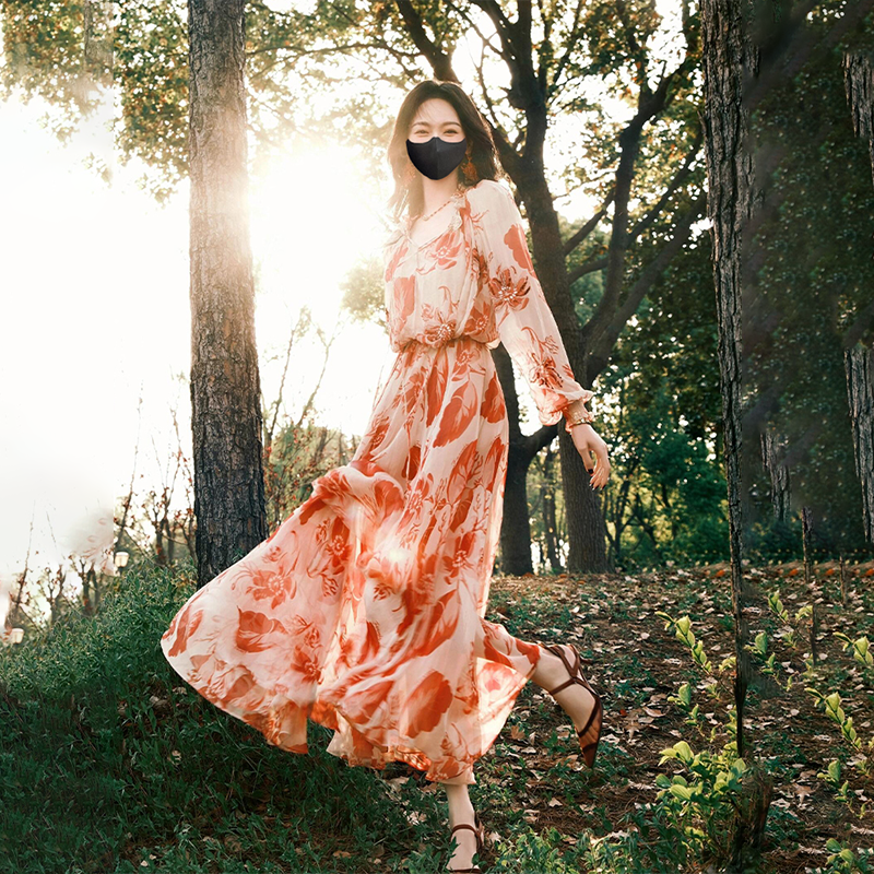唐燕の同じスタイルは今年人気の美しいロングウエストの花柄シフォンドレスの女性の夏の波の遊び心のあるスタイルです
