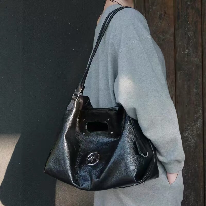 2026 New Model Carry Tote Bag, Pleated Large-Capacity Commuter Handbag, Single-Shoulder Underarm Soft Leather Bag, Arrow Bag