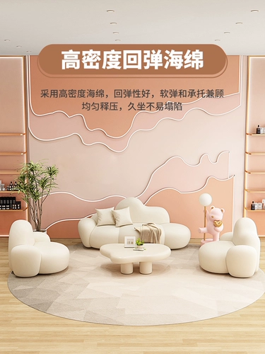 Креативный салон красоты во французском кремовом стиле, магазин одежды на стойке регистрации, популярный в облаке, диван, гостиная, небольшая квартира