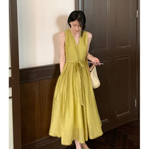 Yellow sleeveless one-piece dress 2022 spring and summer new style retro design feeling small crowdfolded waist back with long dress