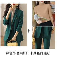 Зеленый пиджак классического кроя, зеленые бархатные хаки трикотажные штаны, высокий воротник