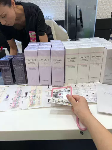 Японская увлажняющая осветляющая невидимая база под макияж, осветляет кожу, сужает поры