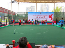 The quick and easy to move the folk sports to play the stone ball minority traditional sports race High foot board shoe race speed pledge plus top