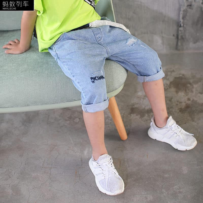 chàng trai quần áo trẻ em denim quần bảy điểm mỏng 2020 quần jean lỗ mới quần năm điểm quần trẻ em.