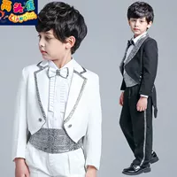 Trẻ em hai đầu tuxedo của cậu bé ăn mặc phù hợp với hoa cô gái trắng đen đàn piano hiệu suất ra phục vụ cậu bé máy chủ vest bé trai 