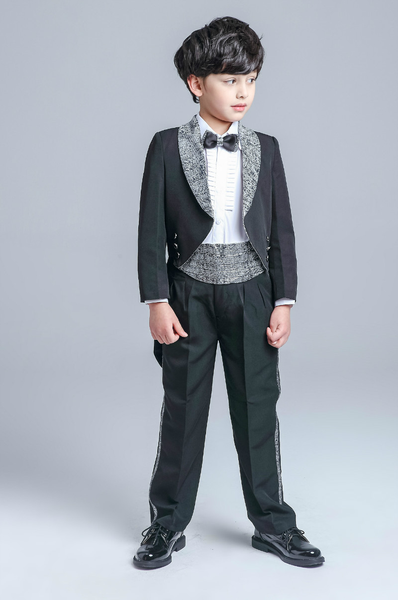 Trẻ em hai đầu tuxedo của cậu bé ăn mặc phù hợp với hoa cô gái trắng đen đàn piano hiệu suất ra phục vụ cậu bé máy chủ bộ vest bé trai hàng độc