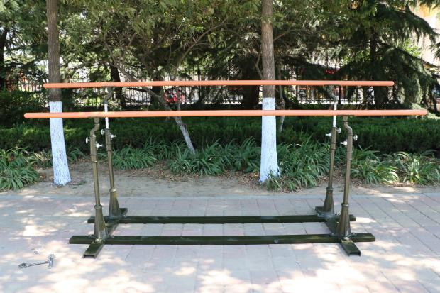 Advanced pull-up gymnastics Outdoor fitness equipment Single and double bar Single bar competition level Single bar training outdoor path