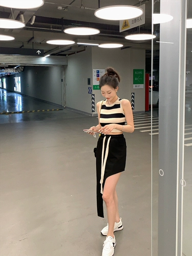 Трикотажная летняя приталенная короткая шелковая майка топ без рукавов, круглый воротник