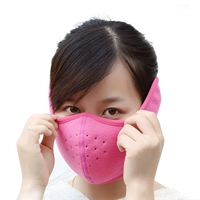 Пыль -защищенные уши и роза красный