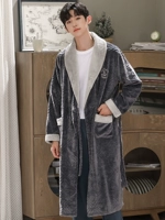 Дым с серого и спящим манью, мужчина