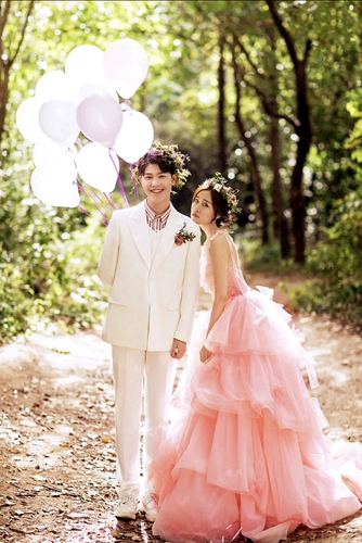 Свадебное платье нового стиля для темы студии для паров розово -цветное серия самори сладкое хвостовое фото фото одежда Фотография