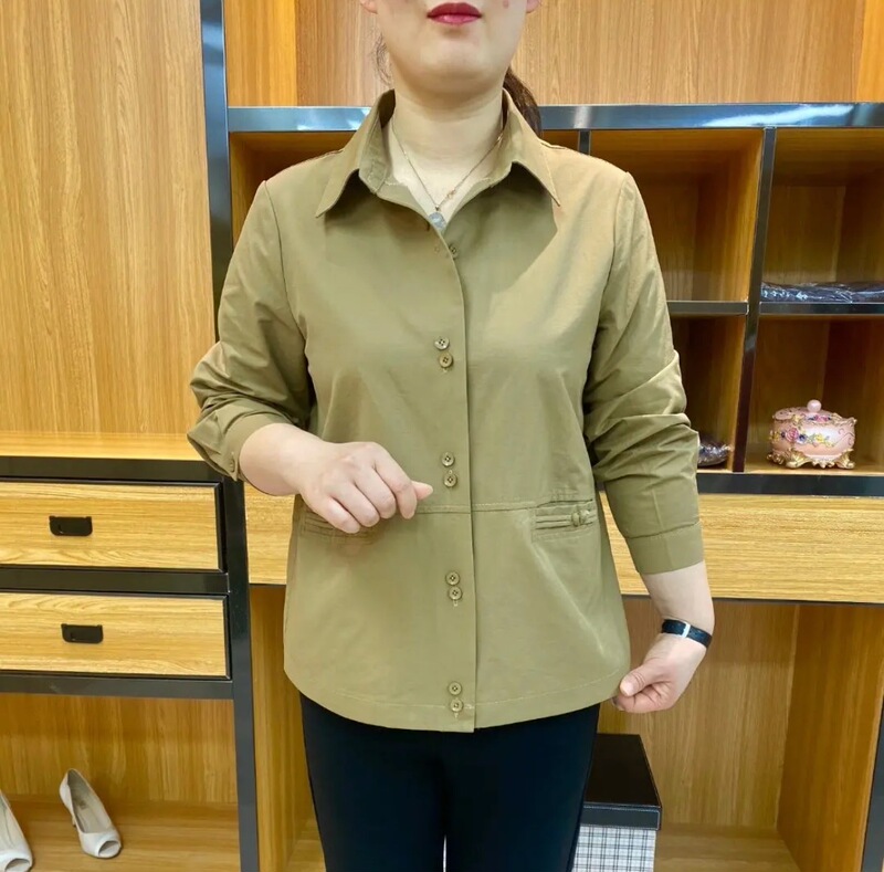 New Autumn Coat for Middle-Aged Moms 2026, Short Style, Stylish and Age-Reducing, for Petite Middle-Aged and Elderly Women, Thin Autumn-Summer Top