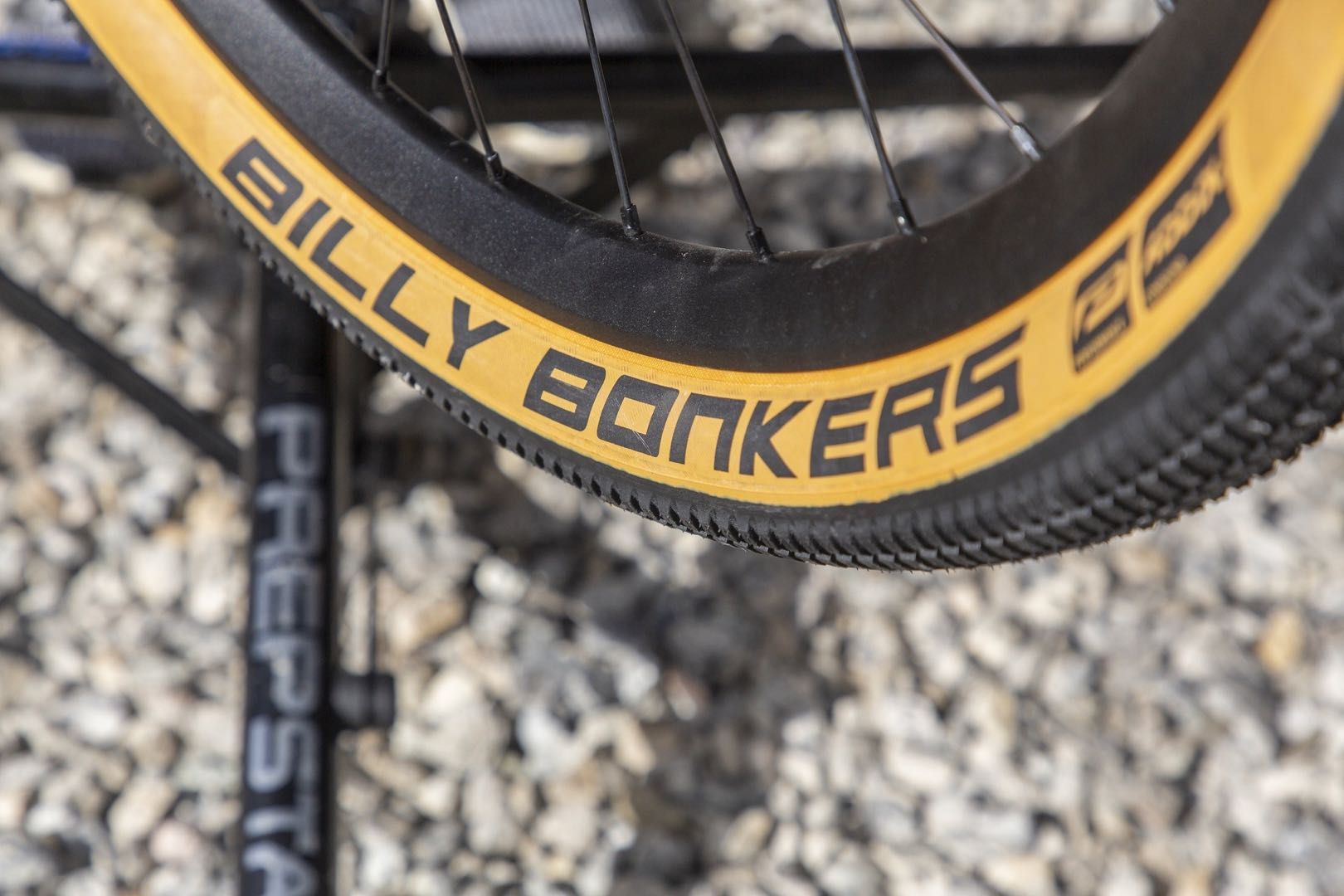 Schwalbe BILLY BONKERS Folding Super Light Yellow Edge 26X2 10 Earthy Slop Pump Lane Special Outer Tire