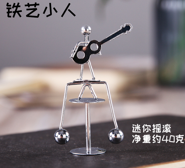 Sắt thủ công quà tặng sáng tạo quà tặng sinh viên kim loại phản diện một chân cân bằng bóng swing đồ trang trí máy tính để bàn phụ kiện trang trí phòng thờ