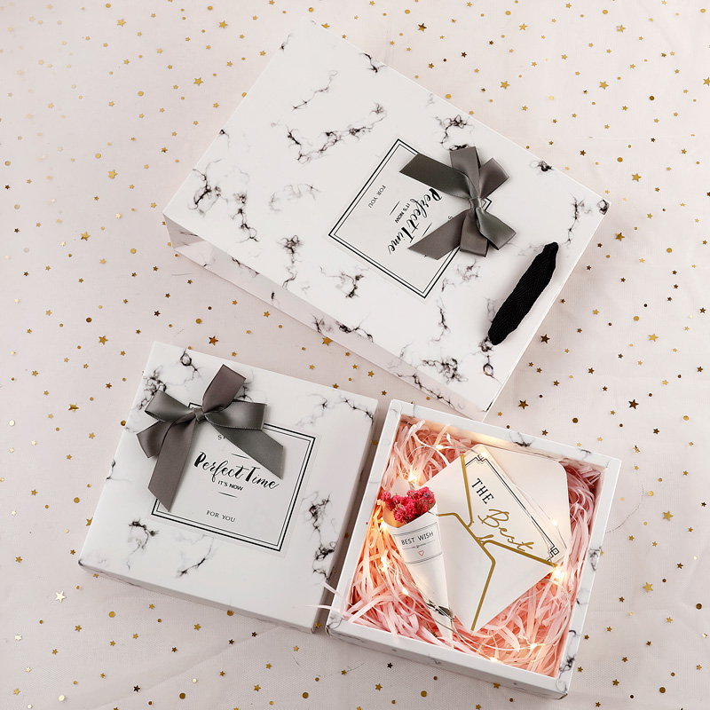 Корейская коробочка. Подарочные боксы с корейской косметикой. Подарочные наборы корейской косметики. Коробочка корейских конфет. Подарочные косметические наборы.