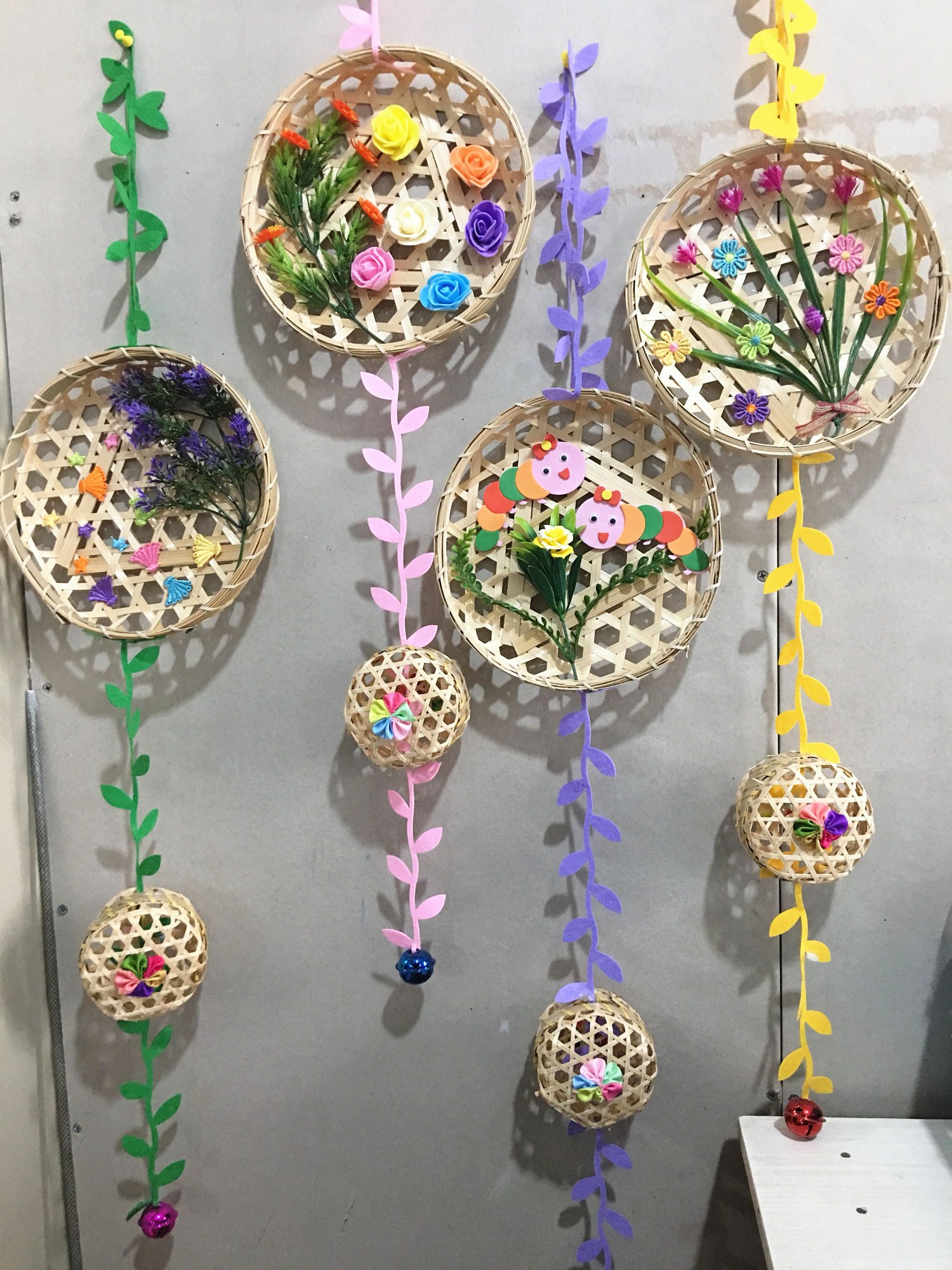 Kindergarten classroom theme environment children handmade creative materials DIY Chinese style circular hollow bamboo basket hanging decoration