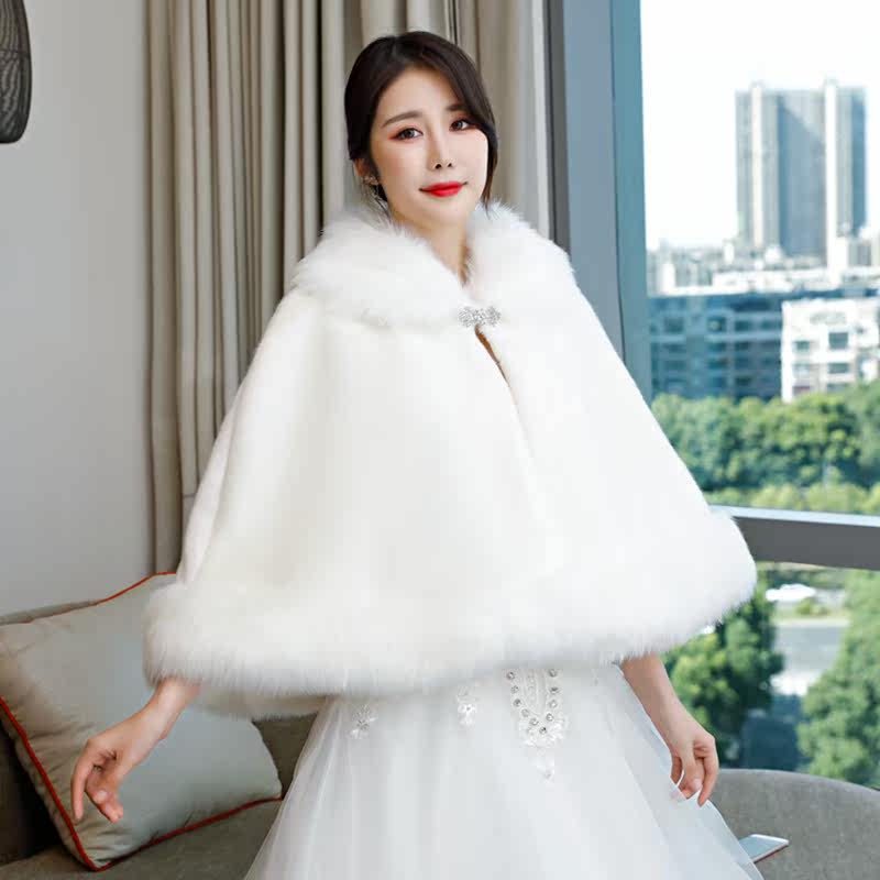 花嫁はショールを羽織った白いウェディングドレスを着用し、ブライズメイドは厚手で重みのあるウェディングケープの上にチャイナドレスを着用する。