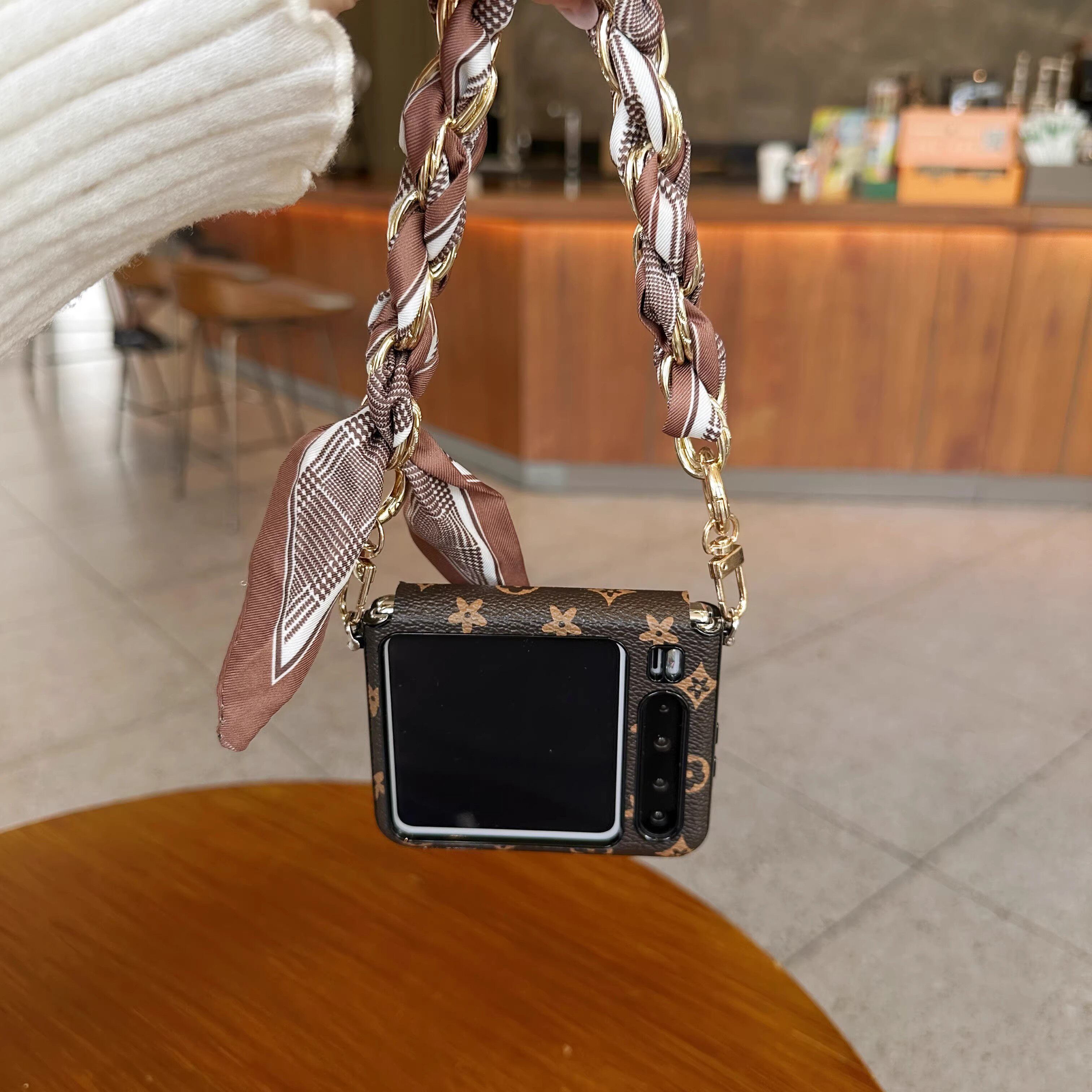 Huawei Pura X用スマホケースに対応。レザーレトロスタイル、Puraxフルカバー折りたたみ式スクリーン、クリエイティブなハンドル、落下保護機能付き。