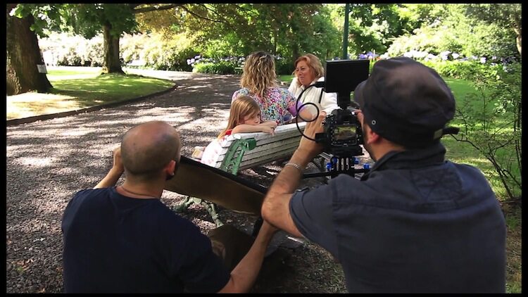 国外摄影师拍摄花絮视频制作人拍摄现场花絮素材女家庭幸福花絮