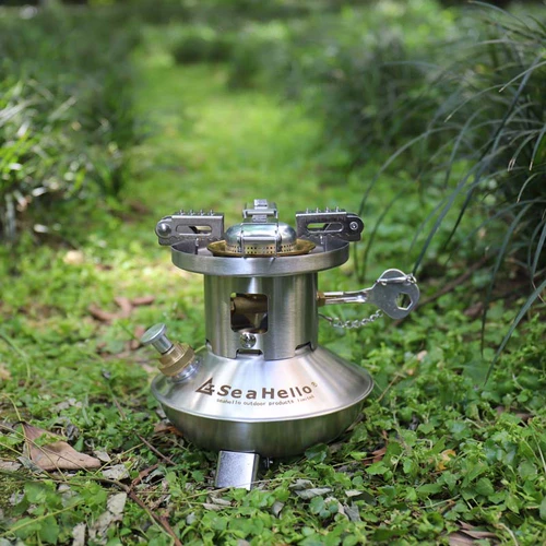 Kaimos на открытом воздухе. Плохое бедное рис кипятит и варят воду.