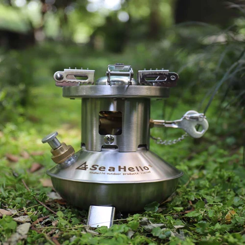 Kaimos на открытом воздухе. Плохое бедное рис кипятит и варят воду.