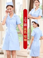 Вверх и вниз по голубому пальто с коротким рукавом