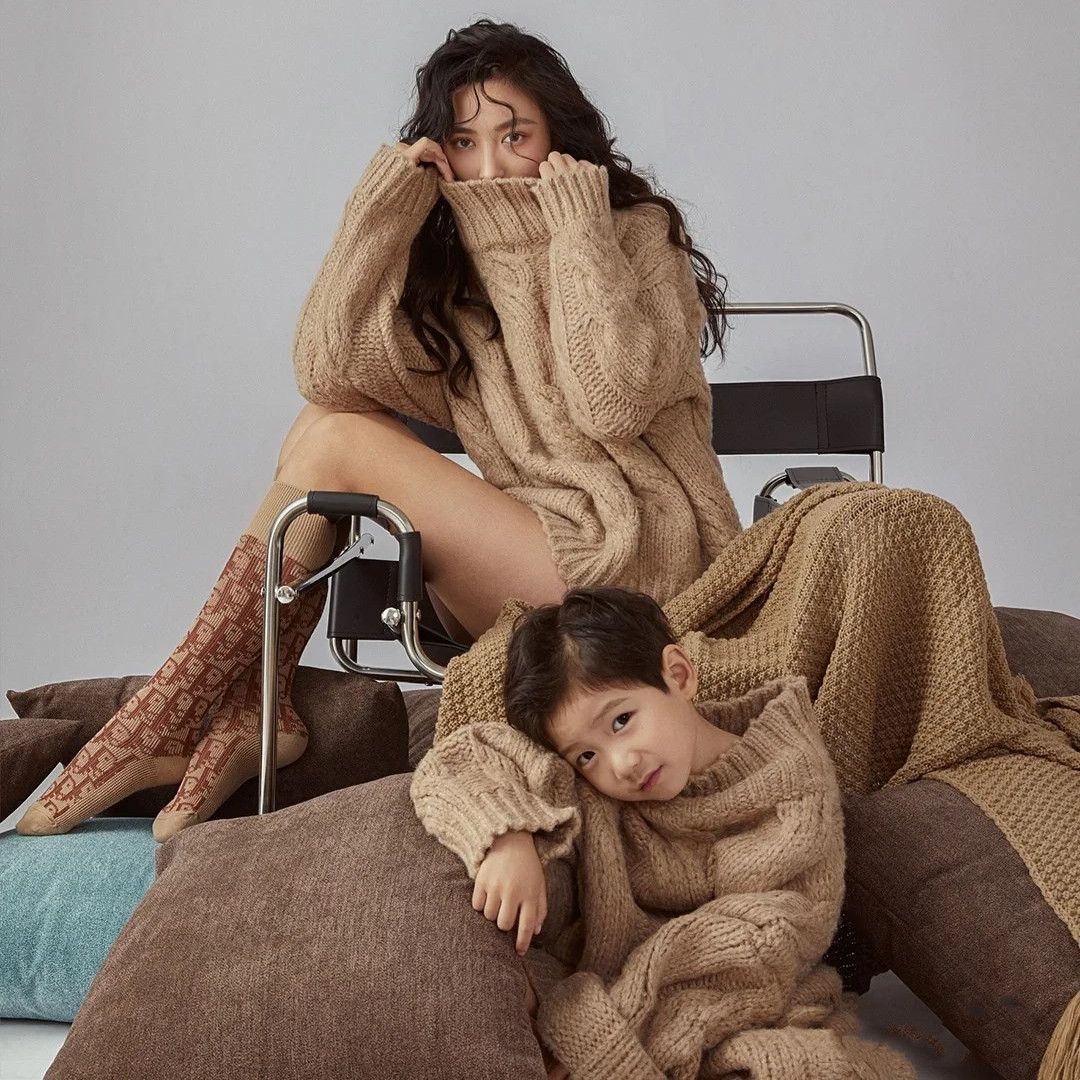 The new full family foe-themed fashion minimalist fashion minimalist magazine Wind Long Knitted Sweater Art-Taobao