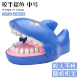 Игрушка, акула, крокодил, кусает палец, креативный трюк