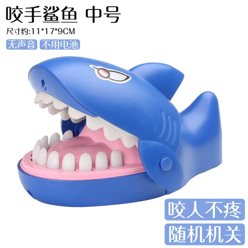 Игрушка, акула, крокодил, кусает палец, креативный трюк
