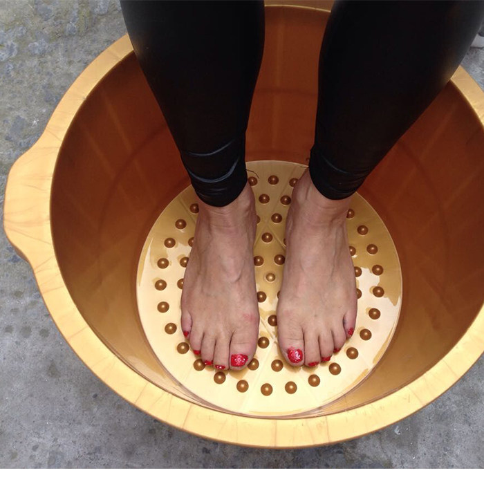 Footbath foot bath pedicure with home thickening universal plantar acupoint massage to give elders health care barrel plastic bucket