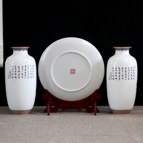 Керамические украшения с большой вазой.