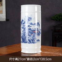 Бутылка бамбуковой трубки окружена горами и реками