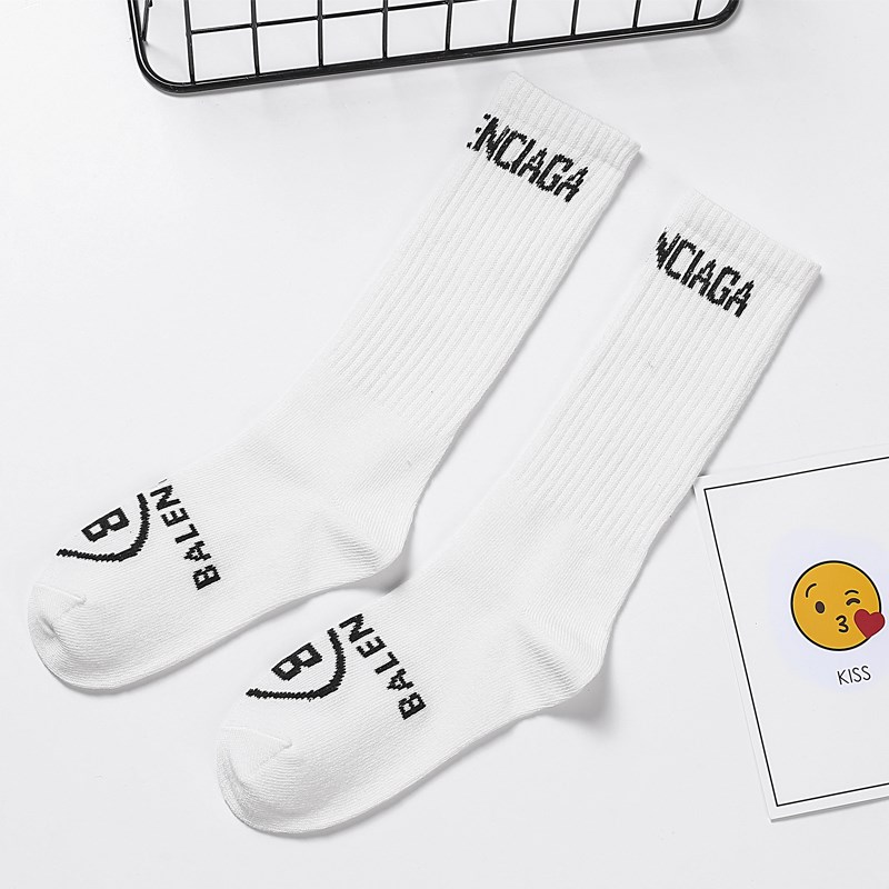 2019 trẻ em mới màu vớ Hàn khí nước ngoài cô gái mùa thu cá tính cao-sock 12 tuổi vớ đỏ ròng.