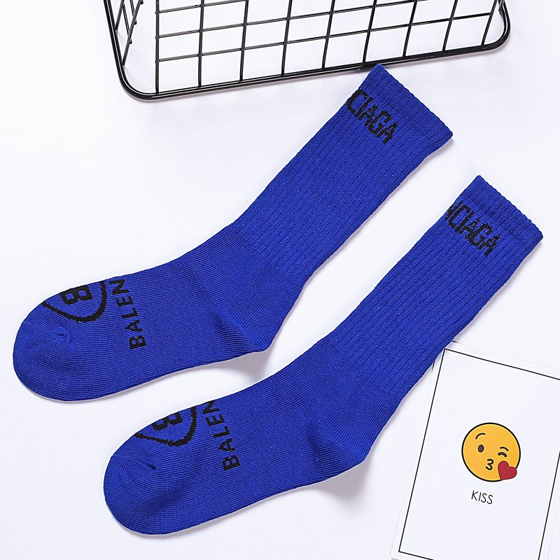 2019 trẻ em mới màu vớ Hàn khí nước ngoài cô gái mùa thu cá tính cao-sock 12 tuổi vớ đỏ ròng.