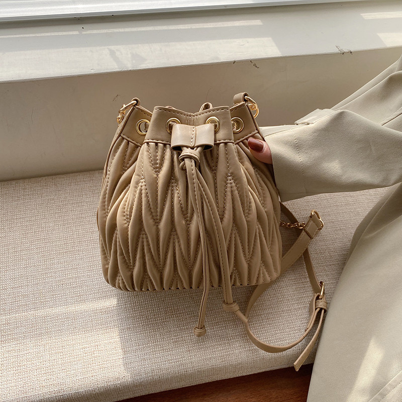 Small Crowdbucket Bag Woman 2022 New Folds Bag Korean version Fashion 100 Lap Chain Bag Texture Single Shoulder Diagonal Satchel Bag
