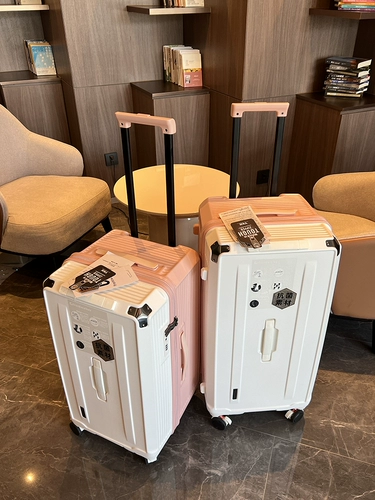 Вместительный и большой чемодан для влюбленных, Германия