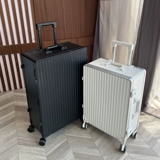 Универсальный красный чемодан