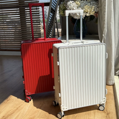 Универсальный красный чемодан