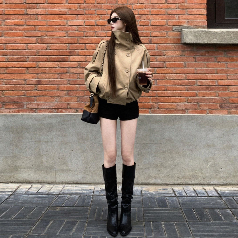 Very Stylish Korean-Style Khaki Short Stand-Up Collar Trench Coat for Women, Early Autumn 2026 New Trendy Popular Top Very Stylish Korean-Style Khaki Short Stand-Up Collar Trench Coat for Women, Early Autumn 2026 New Trendy Popular Top