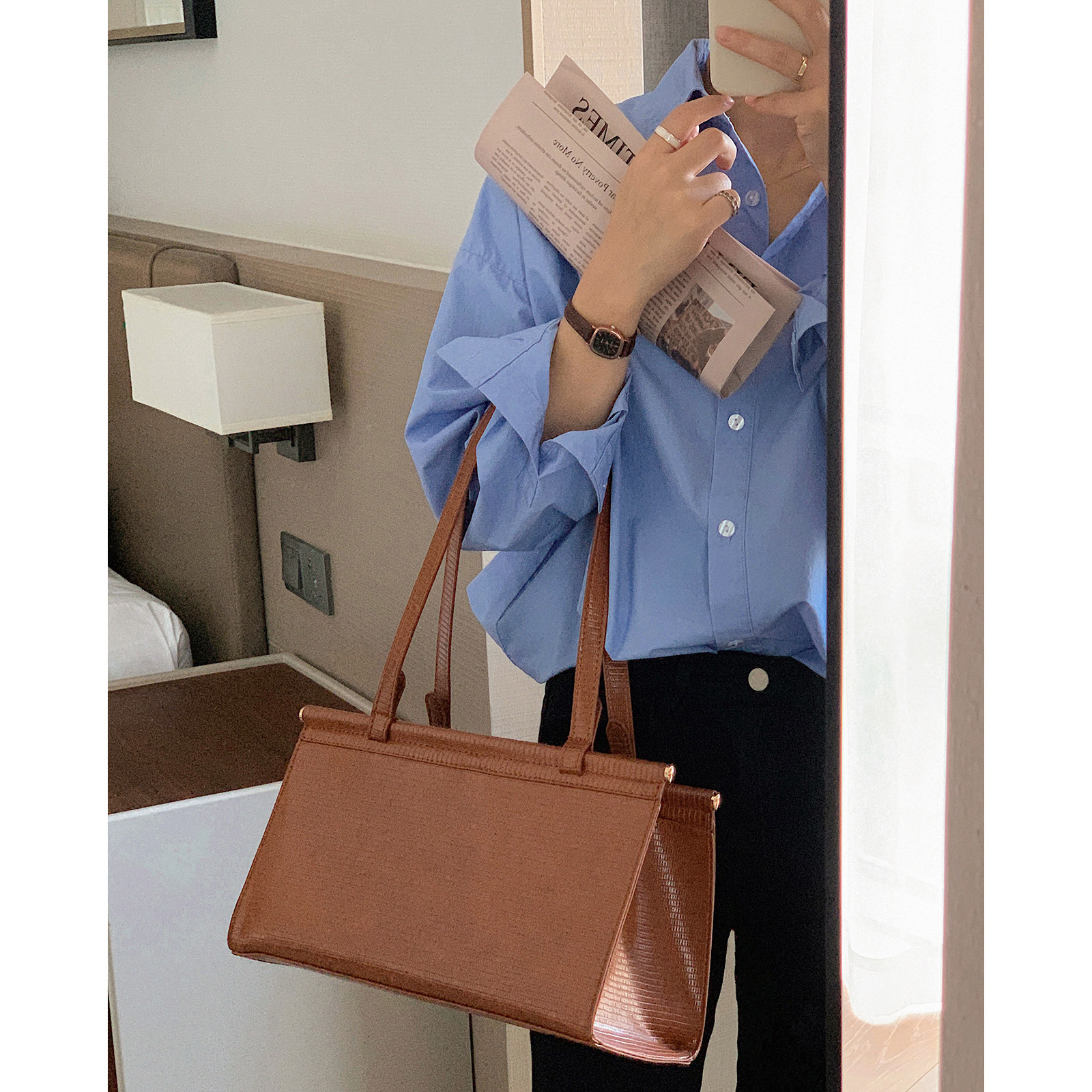 Blue Shirt Woman 2022 Spring New Korean Version Loose Design Sense Small Comeback Palaetro Taste Long Sleeve Fashion Blouse