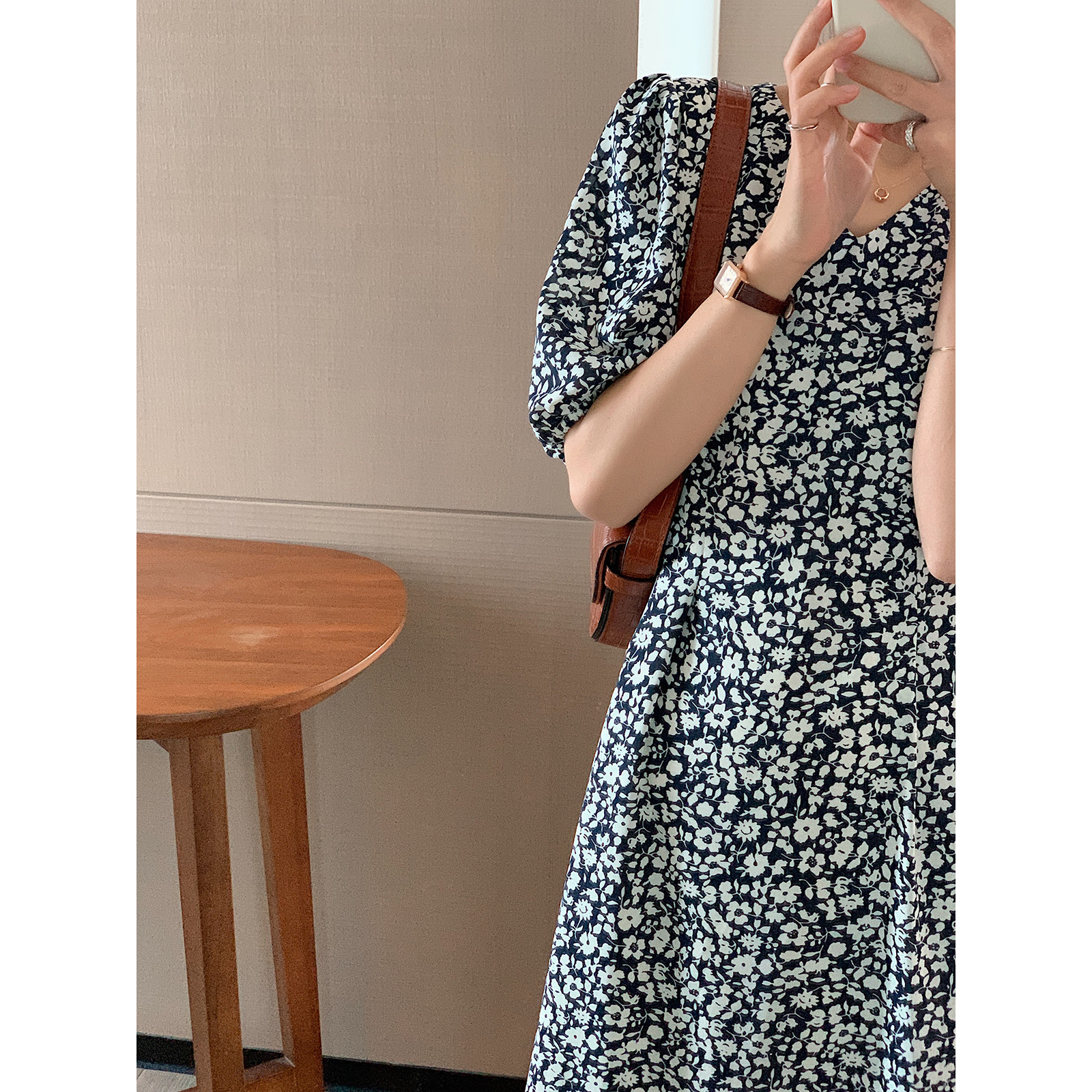 Foreign dress lady summer 2022 new cashew slim fit slim V collar foam cuff style gentle temperament blue Chopped Flowers Skirt