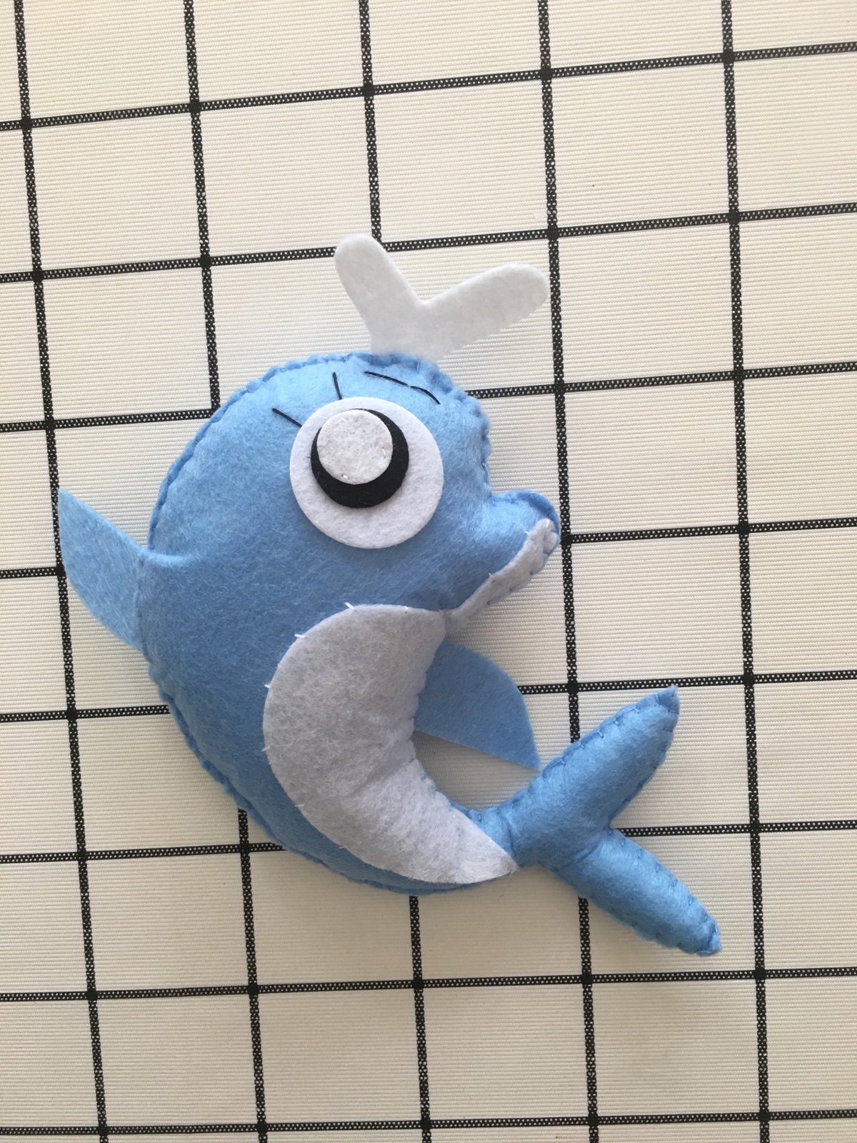 Full 29 non-woven dolphin 