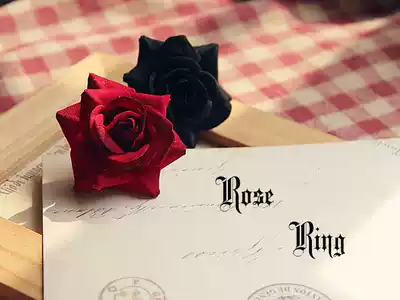 Retro elegant Gothic female vampire flannel black red rose flower ring ring tremble gift box Net red gift