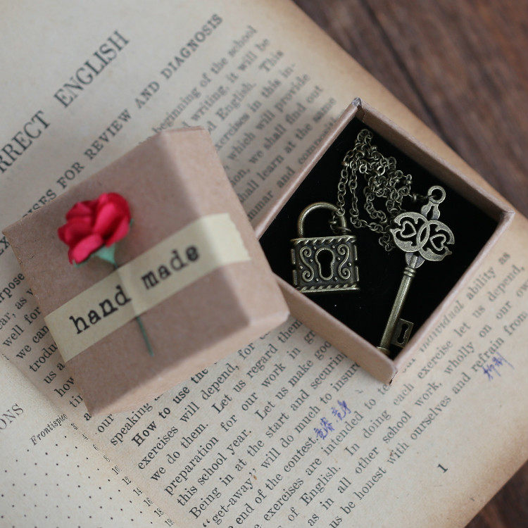 Retro creative little fresh students with bookmarks metal delicate hollow love panda four-leaf clover box Chinese style